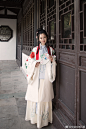 接下来小店将每天上架一些微瑕衣服，价格都很低。图一为明天将上架的孟露披风，图8为相关瑕疵。仅售150元/件，购买之前请细读宝贝详情哦。同时请对其他款式有兴趣的亲亲可以关注一下店铺哦，近几天都会有的。 ​​​​