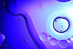蓝色抽象丰富多彩的背景泡沫的肥皂与泡泡油水混合物水波水纹油水彩油画肌理水彩油画艺术水彩金色水滴花生油植物油818A3727 – 饿狐背景网站-微距高清设计素材免费图片下载海报壁纸摄影背景素材，背景图，背景墙，背景板，背景图片，背景纹理，背景板设计，背景材质，背景大图
