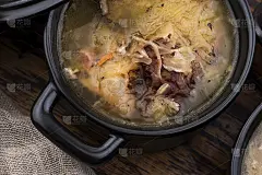 有肉的卷心菜汤。农家菜