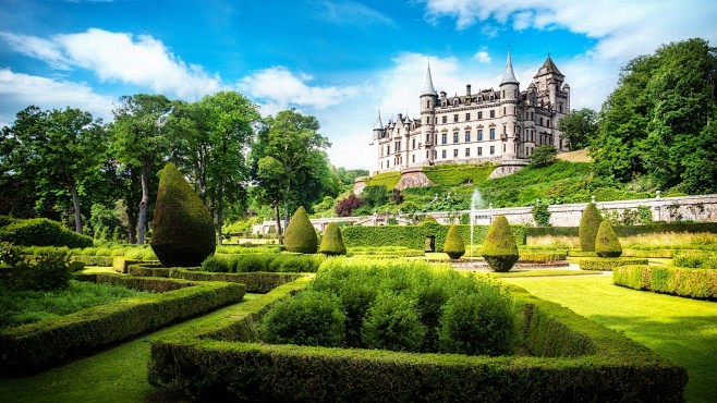 唯美的绿色城堡花园封面大图