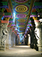 [丰富多彩的建筑] 丰富多彩的建筑在米纳克希安曼寺在马杜赖,印度