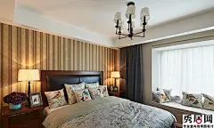 黑色软包搭接棕色实木边框床头墙黄棕色线条壁纸铺贴床头墙设计造型图 墨蓝色落地窗帘白色榻榻米窗台设计效果图