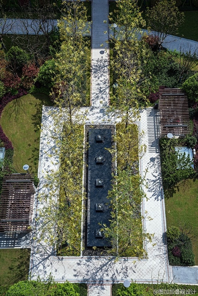 植物设计手法营造各种丰富的空间类型开放式的阳光草坪半开敞的小型