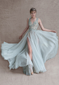 保罗·塞巴斯蒂安(Paolo Sebastian)发布的 2015春夏婚纱系列，设计师以夏季性感海洋风情为设计灵感，用纯洁的白色、湖绿色、蓝色，与最能凸显身材的线条裁剪，为新娘们打造出令人惊艳的美人鱼造型。