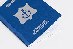 设计 | 伯明翰设计节新形象——设计产业的盛会！ : 品牌介绍 伯明翰市设计史悠久，在工艺和工业的历史中，它的设计一直处于核心地位。而英国其他城市却以自己的设计为傲，一群来自英国中部地区的从业者们为了补救这一遗憾，2018年6月，伯明翰设计节(BirminghamDesignFestival)拉开了帷幕，这是英国第二大城市及其周边地区动态设计产业的盛会。 筹办一个设计节不算简单，赞助、场地、演讲者、后勤等等，但最艰难的任务之一是把设计节的信息传递出去...