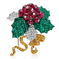 这枚胸针是 Van Cleef & Arpels 在「Palais de la Chance」高级珠宝系列中推出的作品，以象征幸运的植物——「冬青」（Holly）为主题。设计师用祖母绿叶片来衬托颜色饱满的红尖晶果实，搭配一条明亮的黄钻缎带，让人联想起洋溢着节日气氛的圣诞装饰。