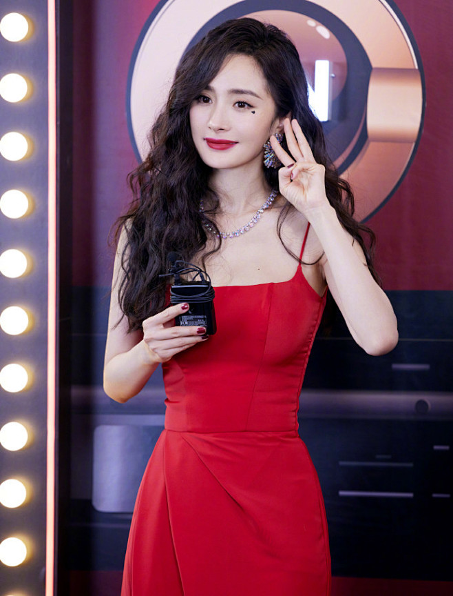 杨幂一袭红裙性感优雅写真

