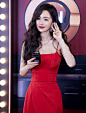 杨幂一袭红裙性感优雅写真

