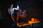 夏天的晚上，爸爸和女儿坐在野外的火炉旁。全家露营，围坐在篝火旁。父亲节,烧烤。露营灯和帐篷图片-商业图片-正版原创图片下载购买-VEER图片库