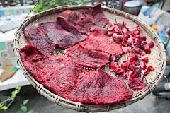 将牛肉置于阳光下晒干，这是使牛肉能长期保存的步骤。