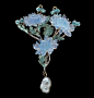 装饰艺术运动的一代宗师René Lalique(1860-1945）设计的首饰。他超乎常人的艺术禀赋一开始便清楚指明了他的人生方向。对大自然的迷恋加上细致入微的洞察力，注定他能得偿所愿。19世纪末法国珠宝业的复兴在很大程度上归功René Lalique：正是他重新诠释了现代珠宝的含义。