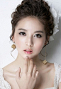 不同于大多数新娘妆的浓艳，这几款淡雅、精致的韩国新娘妆，正适合那些计划举行“小清新”派婚礼的新娘哦！