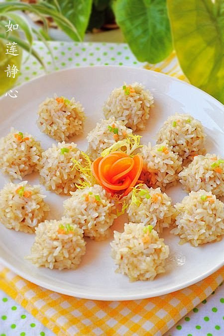 【珍珠丸子】
材料：糯米   肉糜   ...
