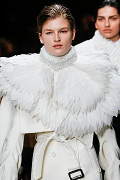 Burberry Spring 2017 Ready-to-Wear Fashion Show Details : See detail photos for Burberry Spring 2017 Ready-to-Wear collection.