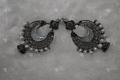 这是在艾哈迈达巴德拍摄的印度传统耳环。