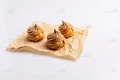 用玉米粉做的松饼，巴西传统的“broa de fuba”。白底糖粉中的丙油