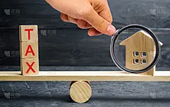 木房子的天平上刻着“税”字。房地产税，支付。点球,欠款。纳税人财产登记册。守法，偷工减料。法院法律