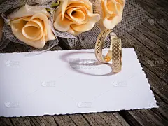 结婚戒指、卡片和鲜花