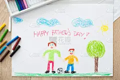 孩子们用蜡笔画着快乐的父亲和儿子。