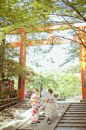 阳光明媚，参道上的少女……鸟居，算是一种结界，代表神域的入口，在日本神社前，常常会看到这样朱色的“门”，它是人间与神界的划分处……