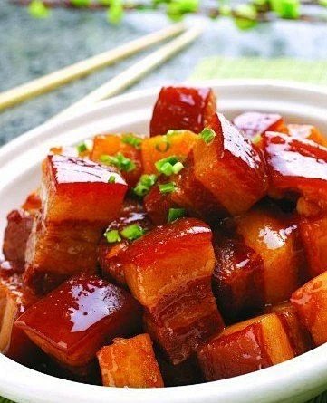 【红烧肉】

1.五花肉切块放一匙料酒,浸泡一小时;

2.锅里放油煸炒肉块到微黄,入干辣椒.草果.八角.姜,炒出香味;

3.放料酒两汤匙,炒几下,再放老抽.生抽.炒匀;

4.放入开水,淹没肉,转入砂锅煨两个小时调入盐;

5.煨到酥烂的五花肉,放冰糖大火收汁即可~