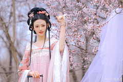 兔兔抱钱采集到汉服