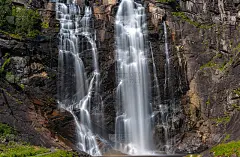 Skjervsfossen瀑布，在格兰文和沃斯之间的道路，霍达兰，挪威。令人印象深刻的美丽的胜利瀑布