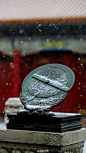 北京皇城，在落雪中沉默，让历史渐渐沉淀。一砖一瓦，一廊一柱，都在诉说着流转数百年的古老故事。(图：故宫博物院)#国史古风#