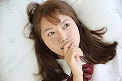 肖像日本女学生服装睡觉和微笑在白色色调的卧室