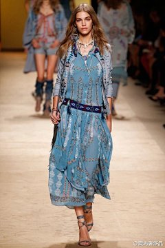 #爱尚NewLook# Etro（艾绰）于米兰时装周发布2017春夏高级成衣系列天天想你，天天问自己，这样好看的衣服，什么时候才能穿上图五的model姐姐，漂不漂亮 ​​​​