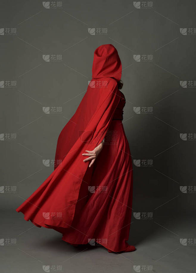 穿着红色梦幻服装的黑发女士全长肖像, 在...