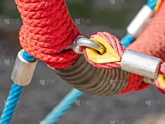 结中的红绳。红绳聚焦游乐场