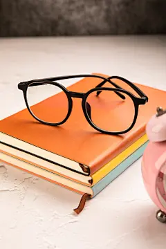 黑框眼镜书本护眼爱眼日近视眼摄影图