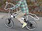 Horsey - 骑马般的骑车感受
它可以方便的安装在你的自行车上，给你带来如骑马般的感受，该设计作品已入选Designboom、汉城2010年国际设计竞赛。——感觉是骗自己的玩具！

　　设计师希望借该作品给自行车一个特别的外观，使人们不仅仅将自行车单纯的当作交通工具来使用，对于爱单车的人而言，更是一个可爱的礼物