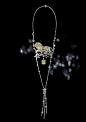 1932钻石珠宝系列完美展示了CHANEL顶级珠宝卓越创意和精湛工艺，其灵感汲取于增添香奈儿女士绚烂想象力的图案和符号，慧星、繁星、太阳、流苏、喷泉、羽毛，全是CHANEL顶级珠宝设计的经典语汇，运用了白、黄、黑钻与粉红蓝宝及珍珠所组成的奇幻星辰，引领我们进入梦幻而永恒的奥妙宇宙，同时，本次也加入了全新象征─狮子，源自于她生于狮子座，同时其赋予着力量与智慧表征！