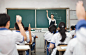 学生在课堂上举手回答教师的问题图片下载