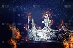 美丽的女王/王冠在宝剑旁边的古董盒子上的低调形象。 幻想中世纪时期。 有选择的重点。 闪闪发光的灯光