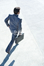 主题,商务,概念,视角,构图_77807983_Businessman carrying briefcase, high angle view_创意图片_Getty Images China