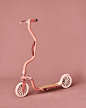 LA GALOCHE : Improving the user experience is the breadcrumb of this non-consensual approach.Its structure, made of aeronautical aluminum, reduces congestion on public transport by 35%. The shape of the handlebar makes it possible to attach the scooter to
