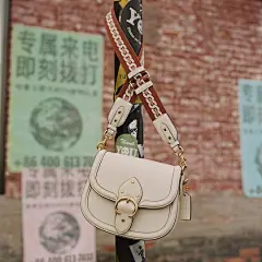 新包 | Coach 上架2021春季新包：粉彩色调，简约纯色系包包 : Coach 刚刚上架2021春季新包，本季新品以「春日觉醒」为主题，选用奶油白、青草绿、柠檬黄、西瓜红等明朗色调，推出全新 Beat Saddle 马鞍包和 Pillow Tabby 手袋，还有一组装点清新碎花图案的小皮具，赶紧为你的春日穿搭选个心仪色号吧~