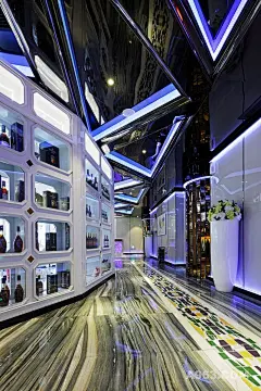 每一间设计独特的包房区域内，设计师通过局部软配，巧妙塑造出童话王国的瑰丽。“冰雪皇后”充满女性的罗曼蒂克，黑白相间的大理石折射出玫红心形壁灯唯美光影，辅之以后现代主义风格图案橘色靠枕，丝绒面水钻红色沙发椅与金属色立座麦克风与U型唱吧台；黄色U型沙发契合米黄暖色壁纸，温馨怡然；破土而出的“丑小鸭”仿佛在诉说着变为白天鹅的传奇故事；妖娆艳丽的“红鞋”舞皇后展现性感的复古红唇，欢唱每一个动人的传说；色彩斑斓的深海鱼类正潜伏在海底世界或栖息，或畅游，“海的女儿”倚靠岸边享受冬日暖阳……