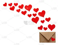 丰富多彩的情人节贺卡信封与心脏。红色的心从白色的信封里涌出。心从信封里飞出。情书