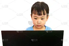 一个中国小女孩在用笔记本电脑