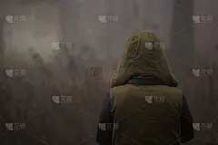 奇怪的人走在黑暗的雾林
