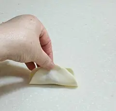 今天赶紧来学个新花样的蒸饺做法，这款惟妙惟肖的金鱼饺寓意吉祥，小伙伴们快快带走吧~ ​ ​​​​