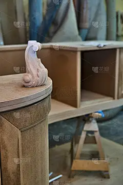 雕刻的腿。典型的桌面。建立桌面。木制家具制造工艺