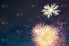 烟花映衬着多云的夜空。7月4日-美国独立日