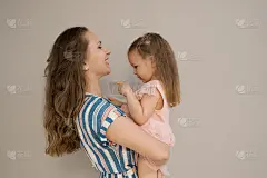 母亲和女儿肖像在米色背景