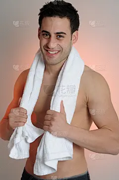 毛巾,青年男人,垂直画幅,注视镜头,美人,人类肌肉,早晨,仅男人,仅成年人,青年人