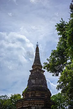 乌蒙寺的大宝塔。这座古塔大约有700年的历史。